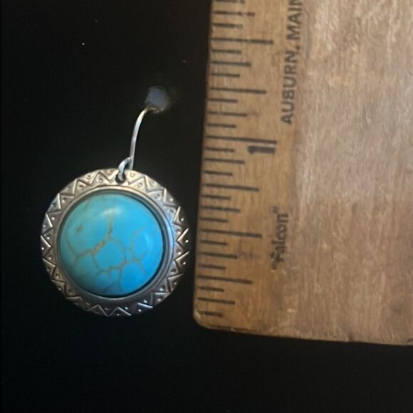 Handcrafted silver tone earrings with an turquoise colored stone. - Picture 3 of 4